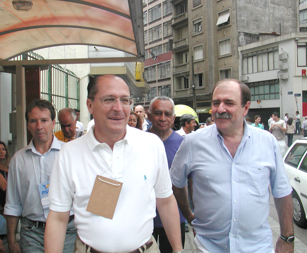 Deputado e o governador Alckmin durante eleio para a presidncia do diretrio municipal de So Paulo<a style='float:right;color:#ccc' href='https://www3.al.sp.gov.br/repositorio/noticia/03-2008/DEP. CARAMEZ - avalia potencial2.jpg' target=_blank><i class='bi bi-zoom-in'></i> Clique para ver a imagem </a>